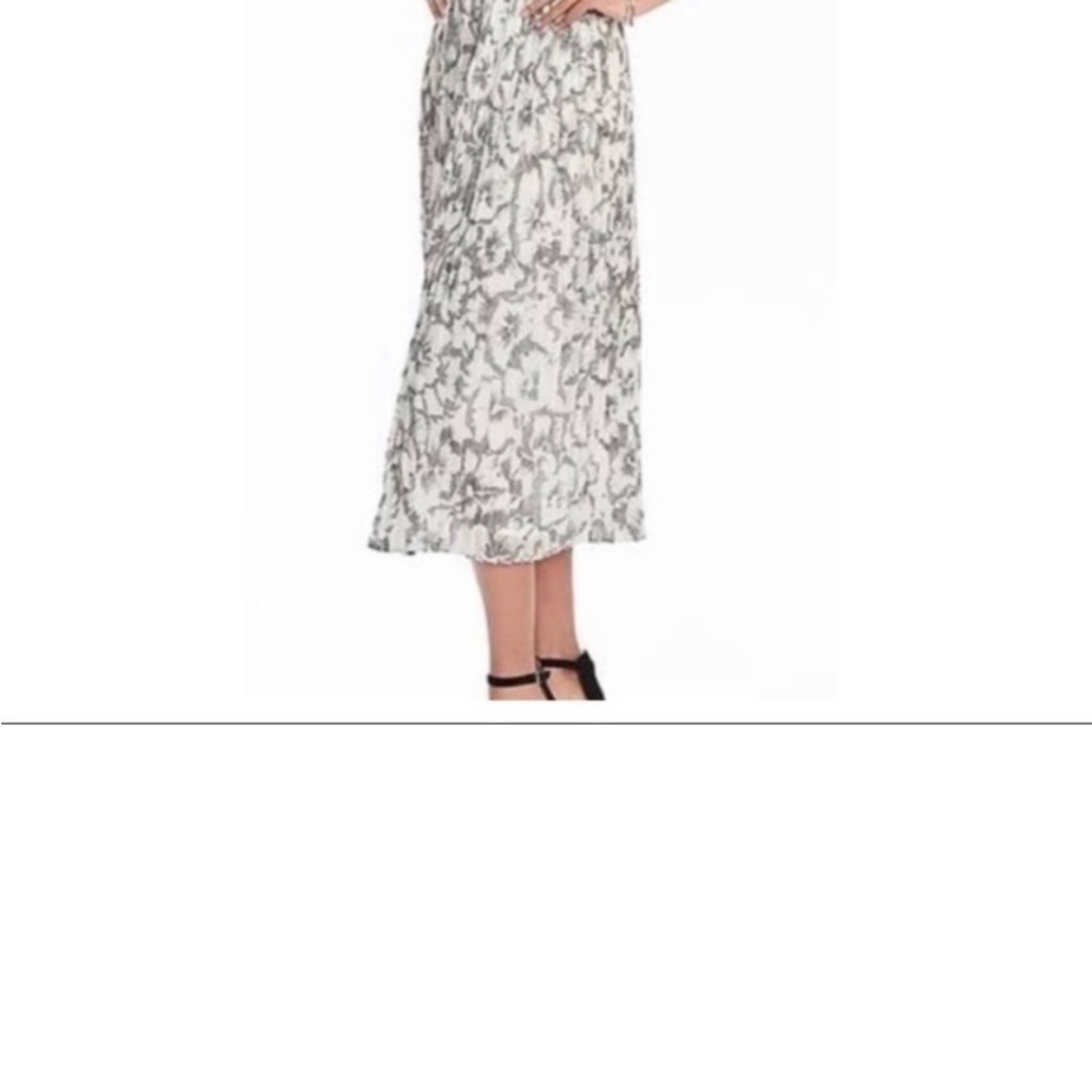 Banana Repulic Sketched Floral Pleated
Midi Dress with pockets - Picture 9 of 15